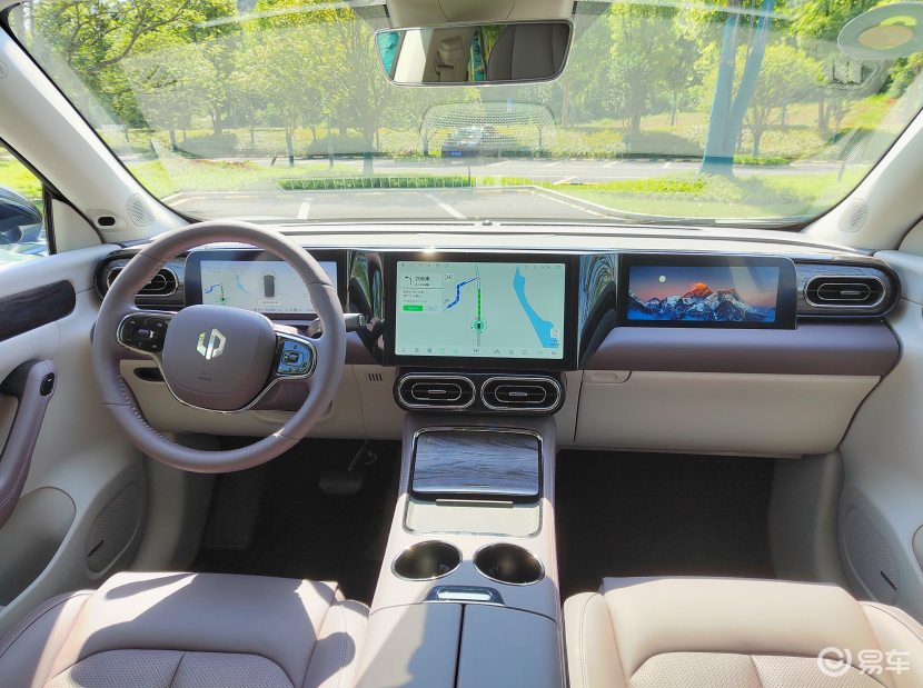 In terms of battery life, the Zero Run C11 extended range version is more like an extended range car