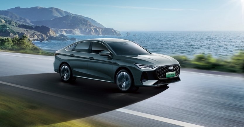 10万级混动家轿成新一代国民车，风云A8L 还是秦L？