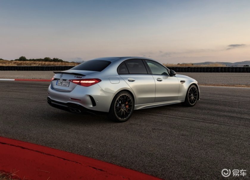 当前位置:>易车>奔驰c级amg扭矩摘要>摘要详情>而且amg还给它还塞进了