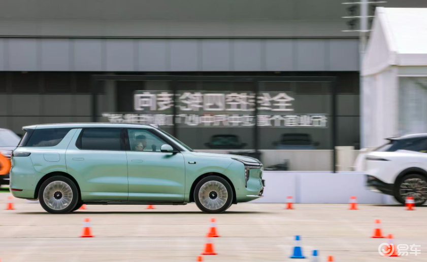 智己LS8深度试驾：以百万级驾控定义2026最强8系旗舰