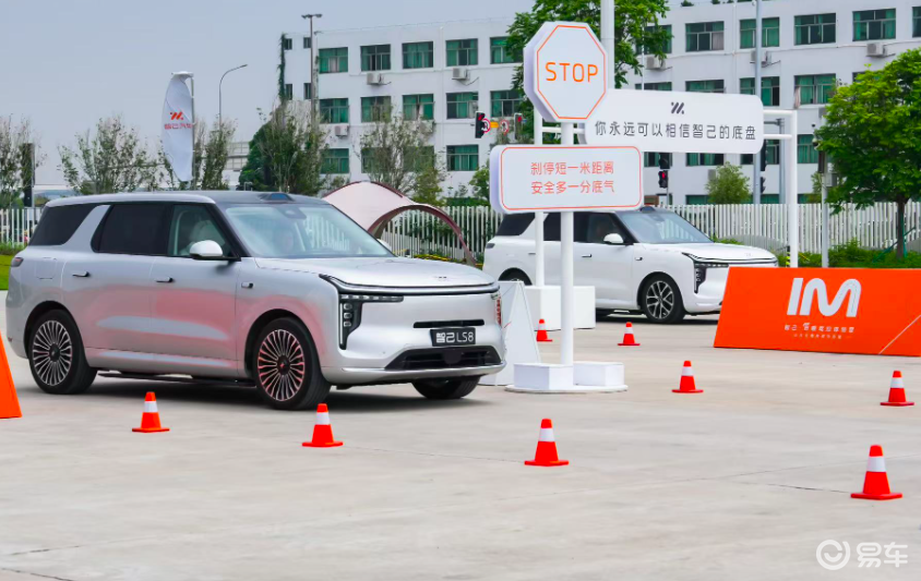 智己LS8深度试驾：以百万级驾控定义2026最强8系旗舰