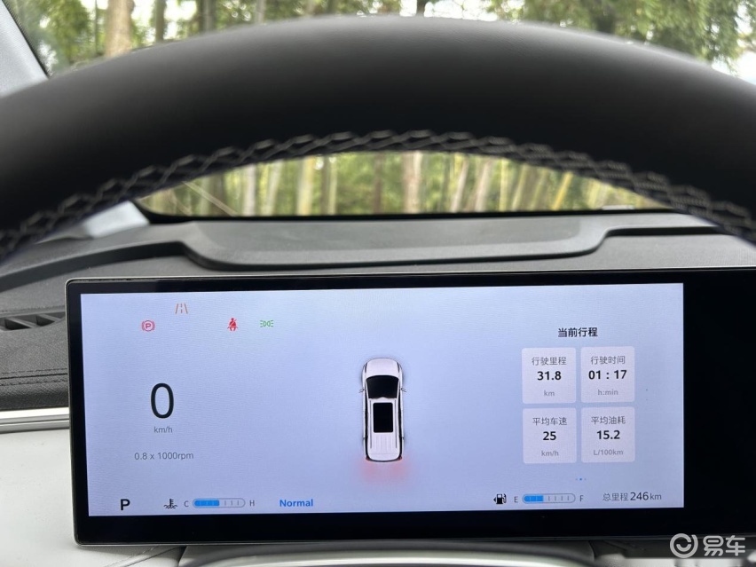 它拥有同级唯一的铝镁合金三联屏,三屏均为12.