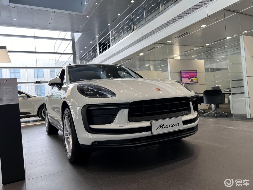 在笔者看来,新能源时代对于保时捷macan的冲击是比较明显的,在电动机