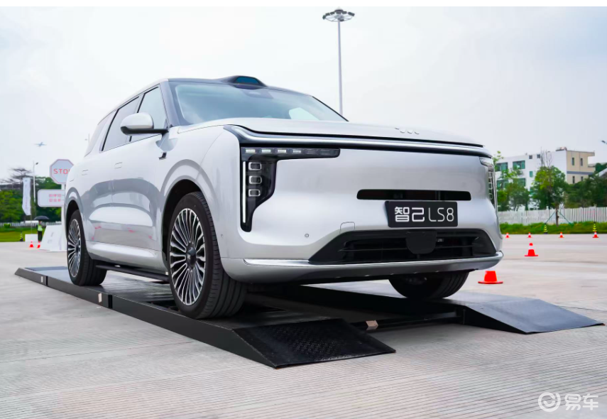 智己LS8深度试驾：以百万级驾控定义2026最强8系旗舰