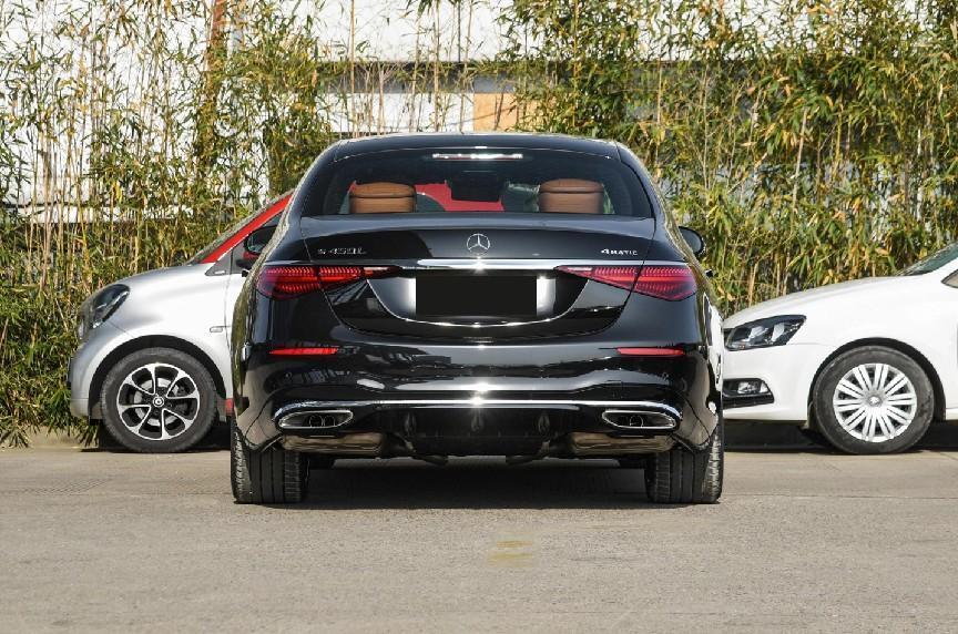 轮毂方面,选用奔驰amg同款多辐条运动轮毂,搭配来自普利司通的高端