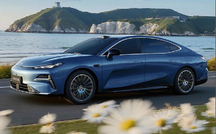 11万级中大型轿车杀疯了!日产N7 VS 吉利银河星耀8