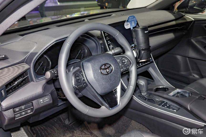 话虽如此,亚洲龙的内饰设计层次还是较鲜明的,沉稳大气的对称式中控台