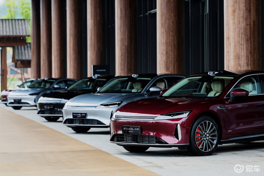 不止进化！风云A9L光辉四驱，智驾豪华拉满17万级新选！