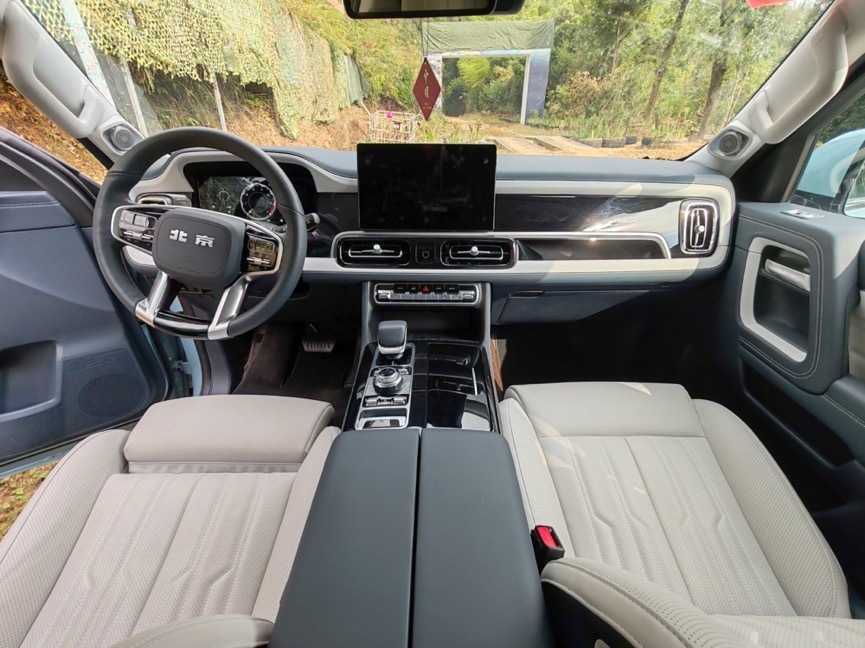 第二,bj60内饰在营造硬派气息的同时也强调了豪华氛围,试驾车型采用