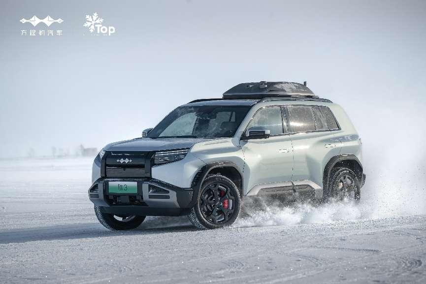 能漂移的硬派SUV？方程豹钛3冬测 “解锁” 新玩法