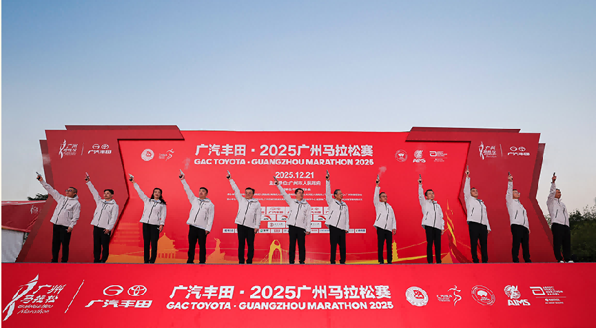 2025广马开跑，20万级豪华纯电铂智7成“最美领航车”