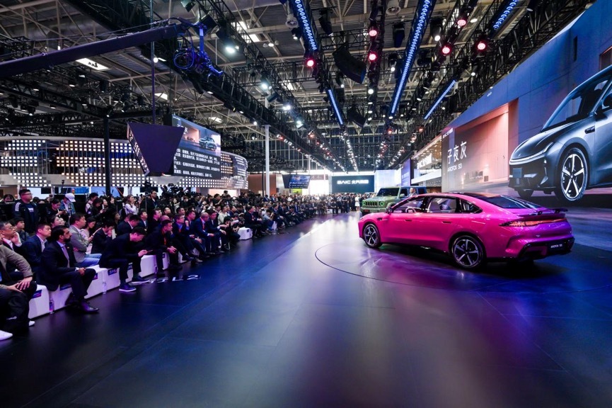 纠结纯电家轿怎么选？看完6.48万元起的极狐S3再下单