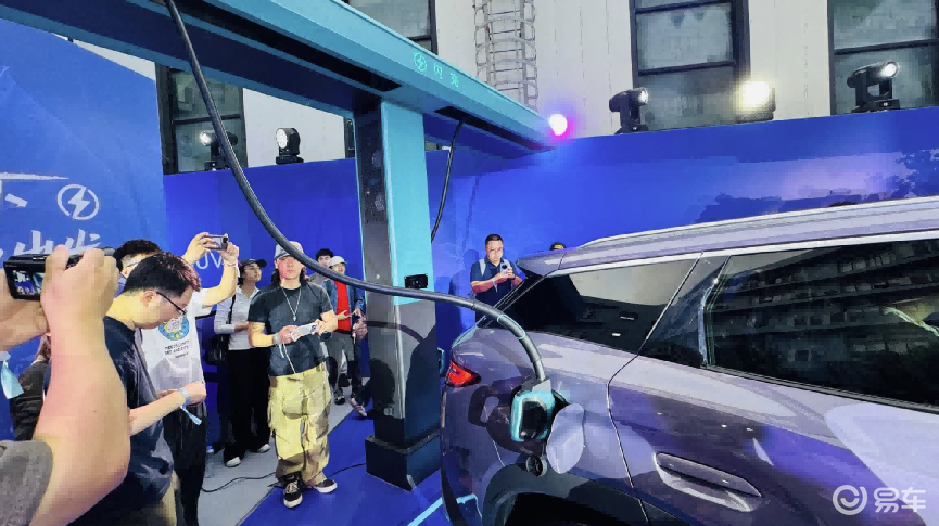 比亚迪开年扔出王炸!宋Ultra EV上市15.19万起