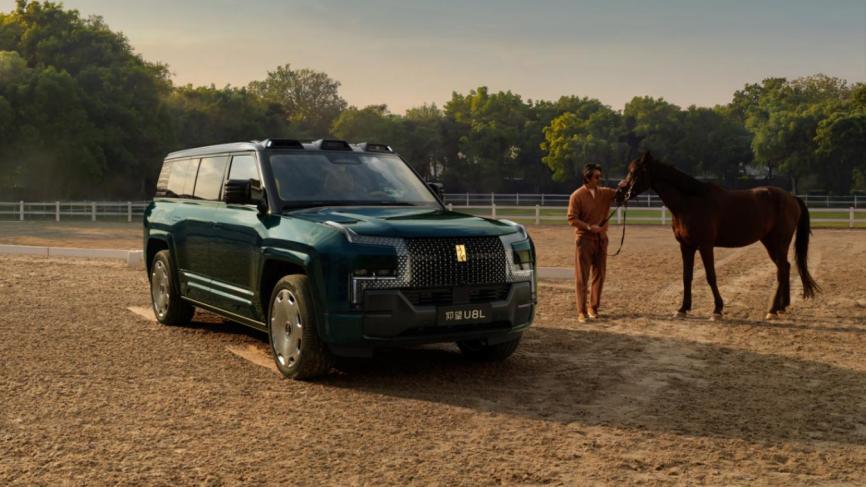 车里绣了一座祁连山，仰望U8L鼎藏版的内饰有点东西