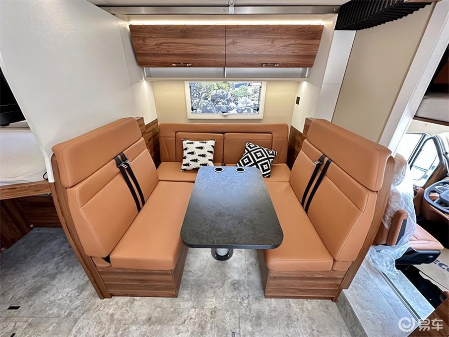 依维柯欧胜而且会客区域顶部设有四个吊柜以及座椅下方的空间和尾部贯