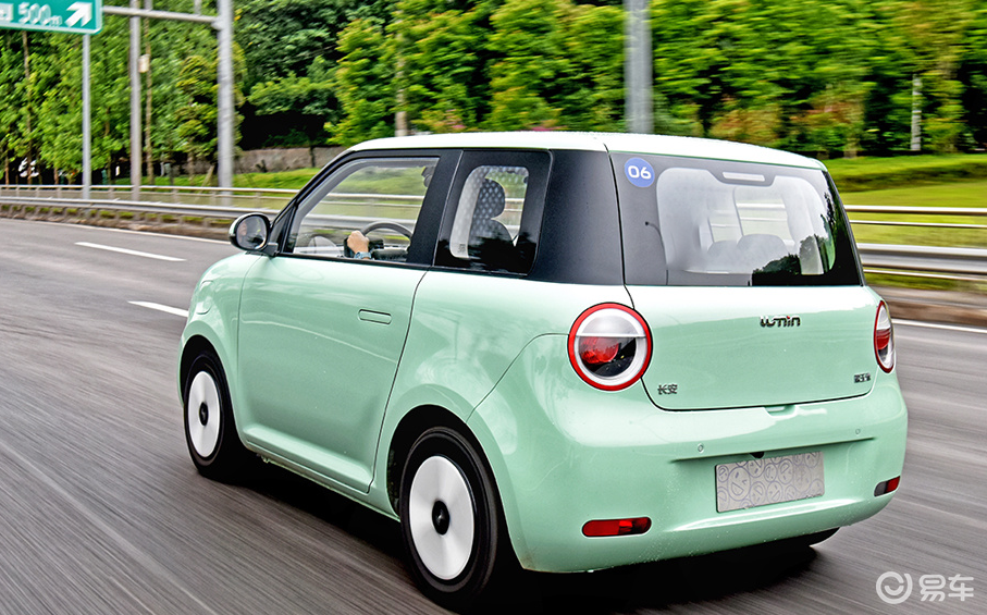 在这些微电车型里颜值最高的应当是长安lumin(糯玉米),三门两厢车里