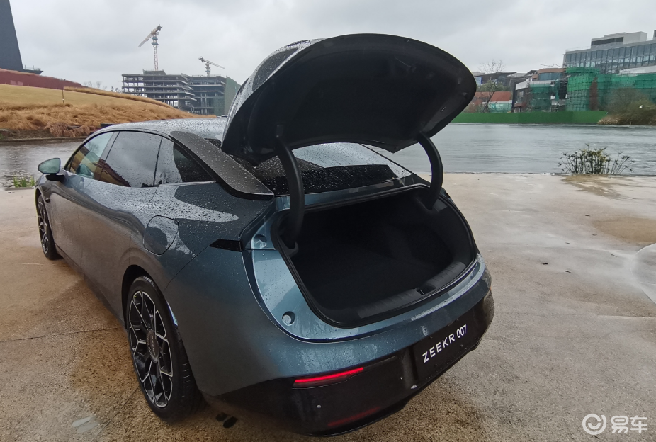 试驾极氪007:风格异于Model 3_易车