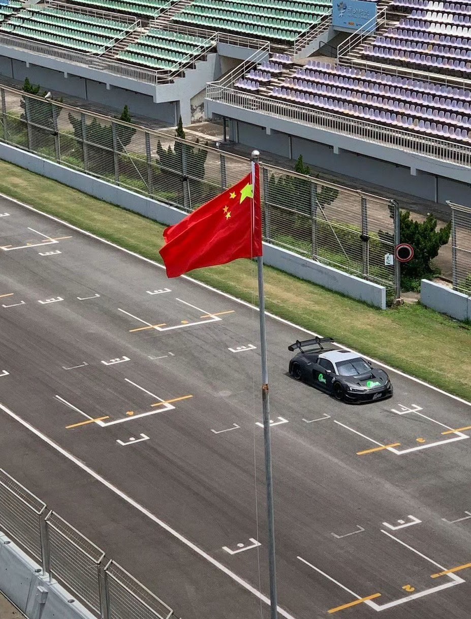 王一博开奥迪R8 GT3下赛道练车，未来将登陆GT3赛事_易车