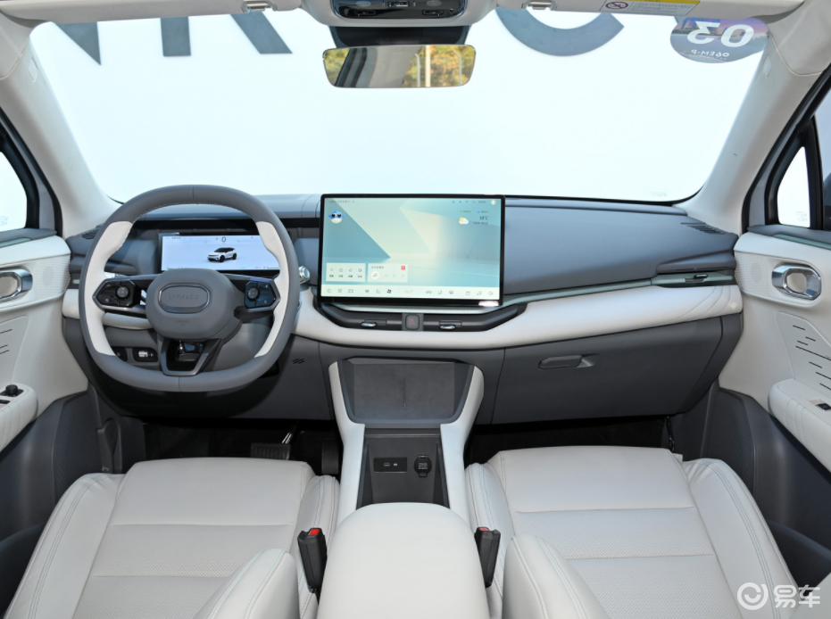 再来便是它的内饰,领克06 em-p的中控台层次分明,搭配悬浮式的液晶屏