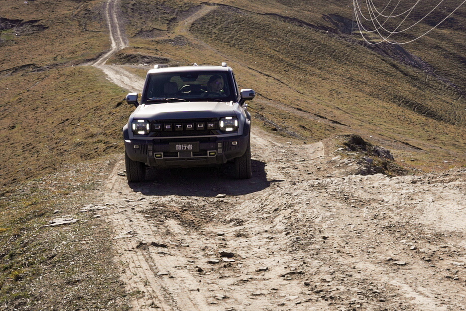 汽车行驶在沙漠上  描述已自动生成