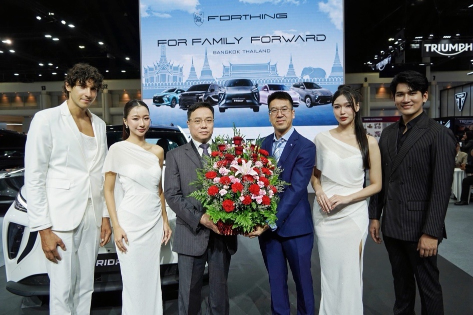东风风行携FRIDAY与星海V9亮相曼谷车展