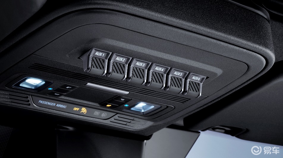 3:"飞航拨杆"预留顶置式扩展开关墨钻车型还将提供一项额外的选装配置