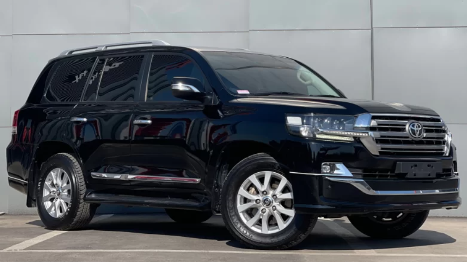 在国内二手车市场中,丰田的硬派suv"兰德酷路泽"一直拥有保值神话的