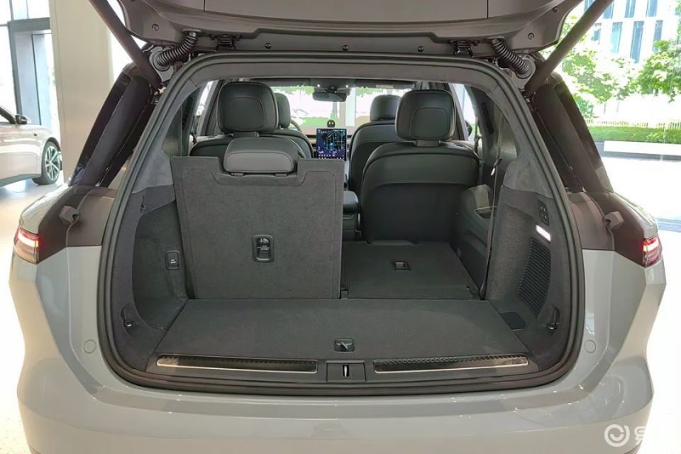 全新蔚来es8的外观采用了蔚来第二代设计语言带来更安全,便利,舒_易车