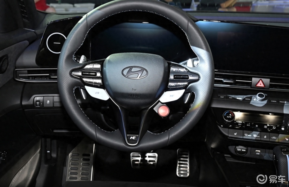 当前位置:>易车>伊兰特性能摘要>摘要详情>内饰部分,新车的中控台整体