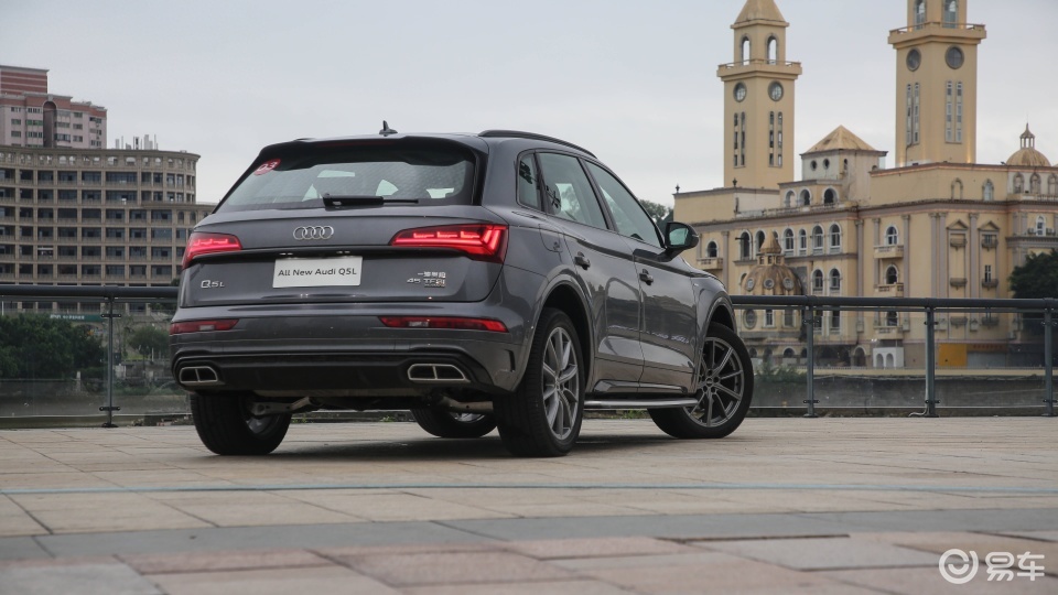 奥迪q5l侧面凌厉的车身腰线和标配的车顶行李架和外后视镜电动折叠
