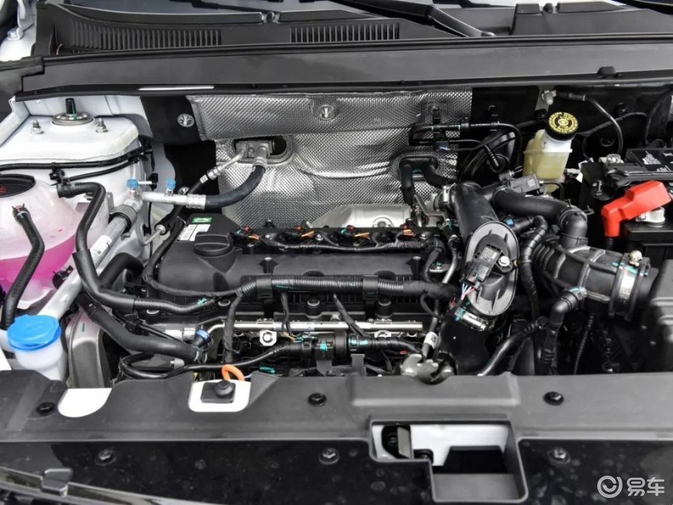 3英寸曲面双联屏,内置雄狮lion车机系统,车机体验属于主流水准,科技且