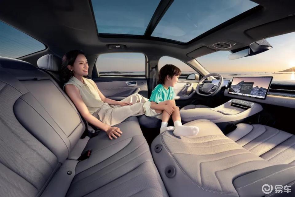 当AI有了“活人感”,车市下半场亮起来丨人汽