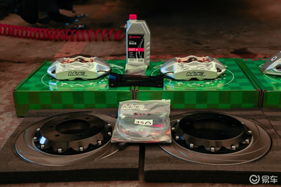 丰田普拉多改装MUC前轮六活塞后轮四活塞刹车卡钳