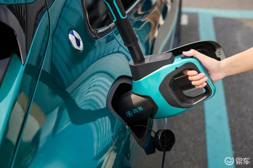 腾势Z9GT作为全球首搭闪充技术车型,交付迎来热潮