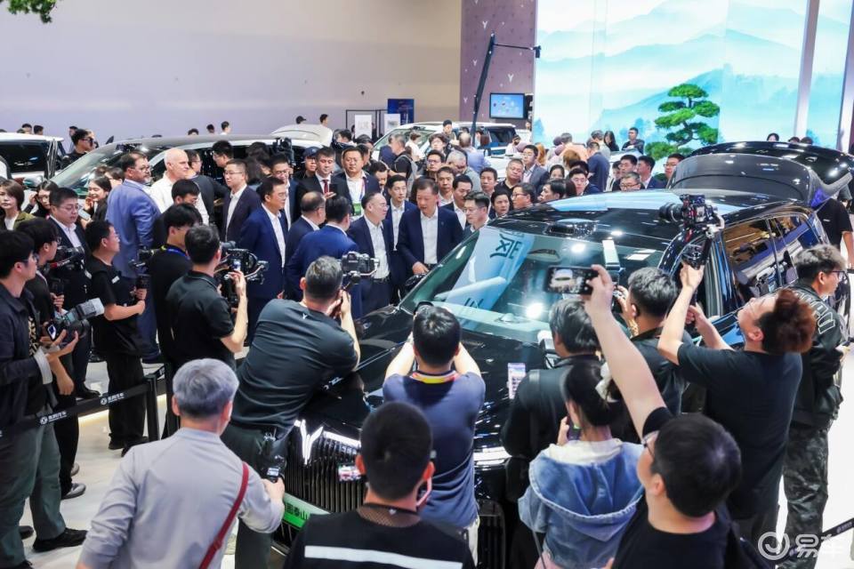 全球圈粉：岚图泰山Ultra凭什么定义旗舰新标杆