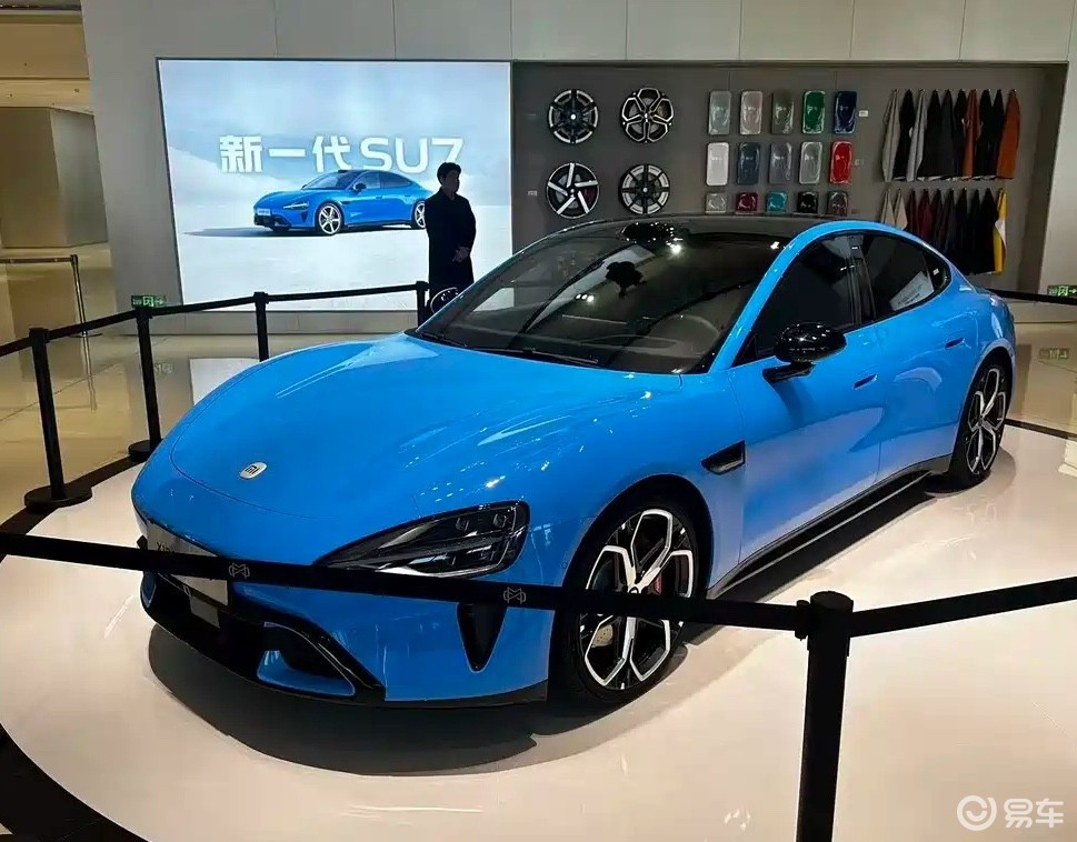 预售价22.99万起，新小米SU7实车到店！新增蓝色车漆