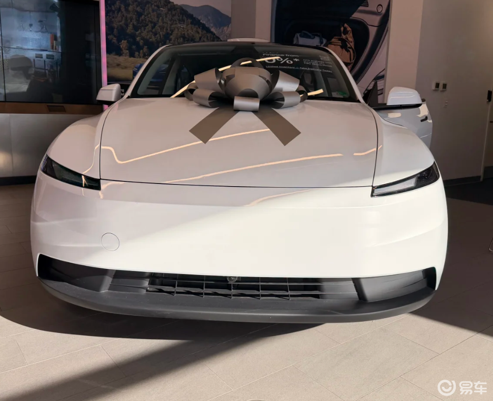 织物座椅 + 裸门板,Model Y 北美版的 “穷酸”