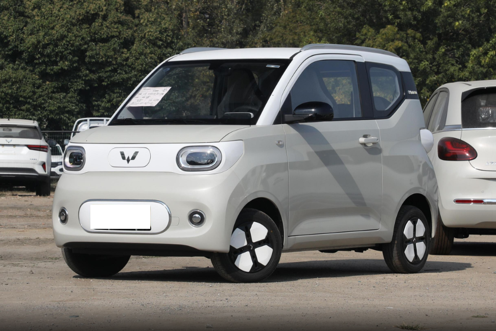 宏光miniev第三代马卡龙215km续航版和长安lumin