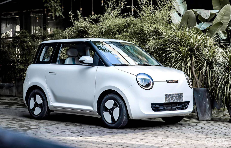 在这些微电车型里颜值最高的应当是长安lumin(糯玉米),三门两厢车里