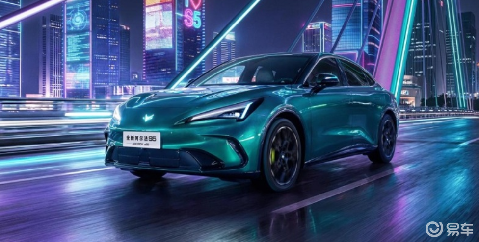 11.28 万起售卷翻轿跑市场！极狐全新阿尔法 S5预售