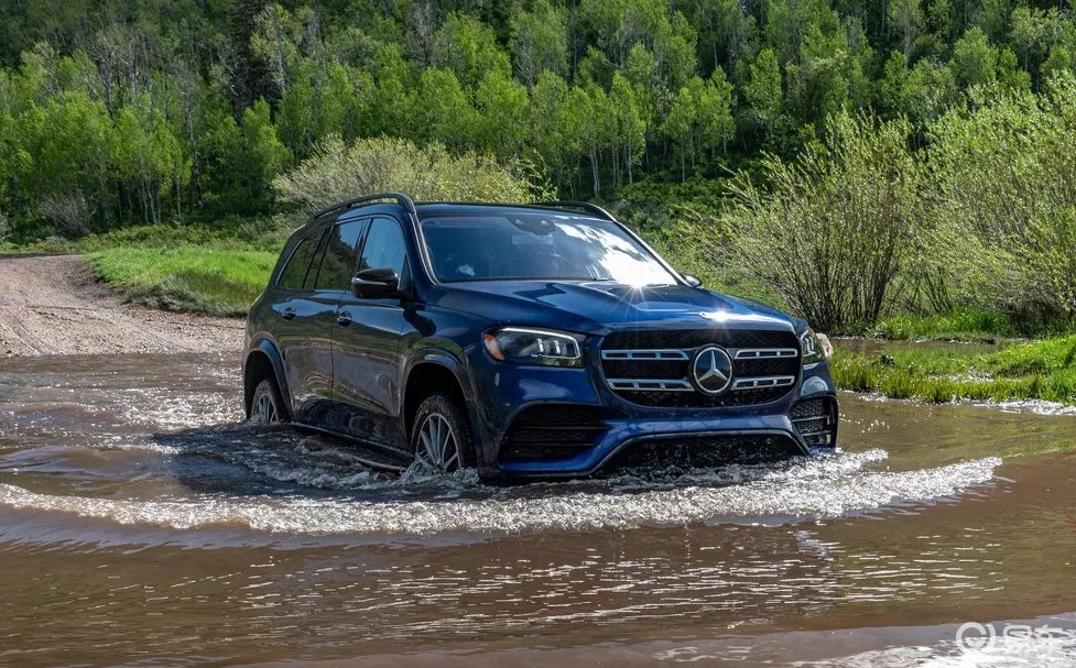 你看这台SUV,它又大又圆,奔驰SUV中的S级大哥