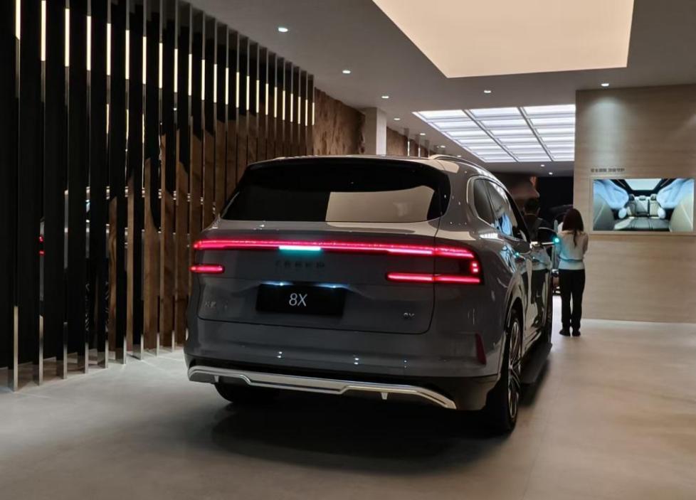 公路“全能战神”极氪8X 限时32.98万元起售