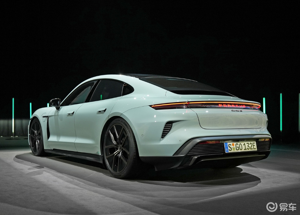 新款保时捷taycan的座舱仍然科技感十足车内配备液晶仪表盘,中_易车