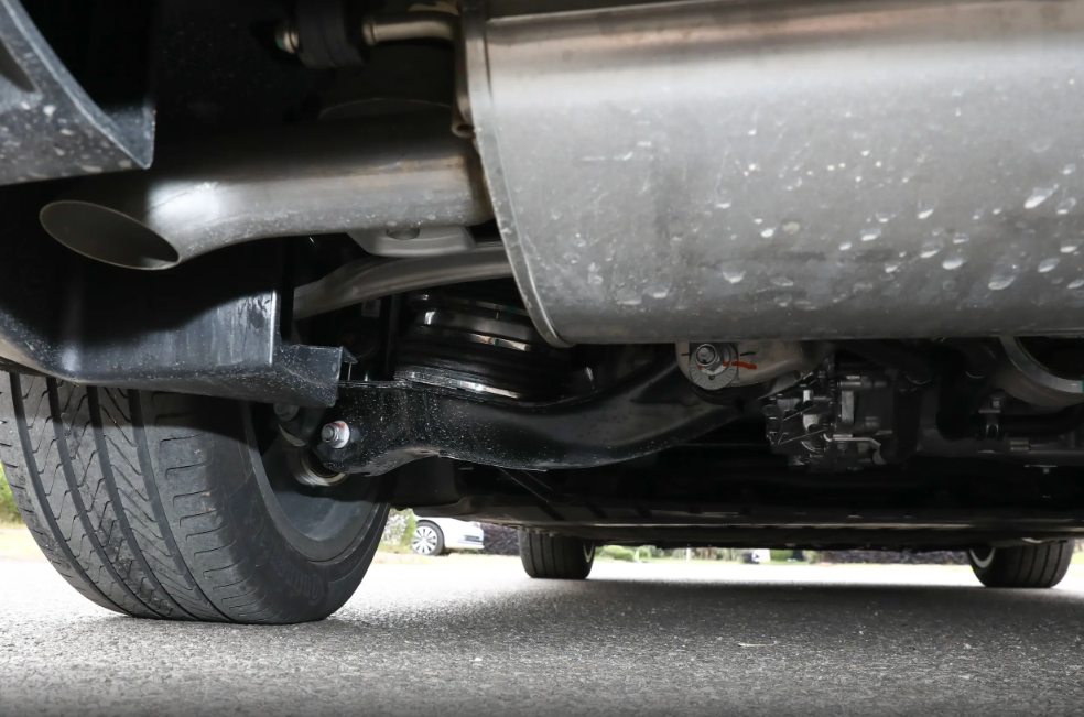 27.99万起，主打性能操控？岚图追光L怎么样？