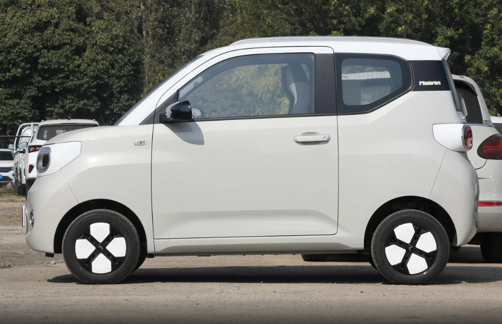 宏光miniev第三代马卡龙215km续航版和长安lumin