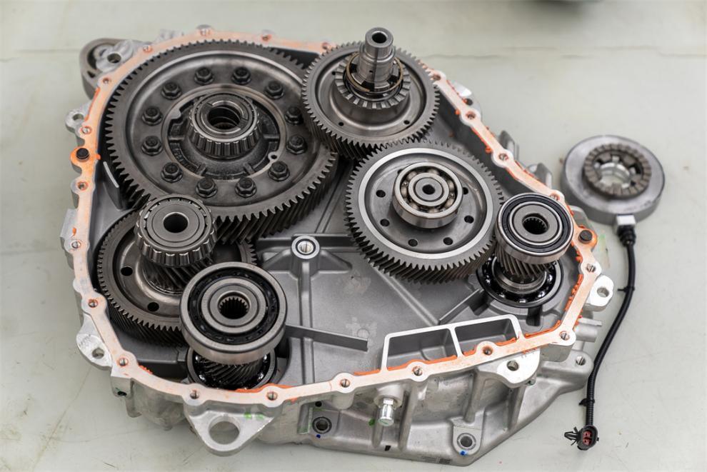 机械解耦(即将发动机模块与驱动轮模块相割分开),使得动力总成的控制