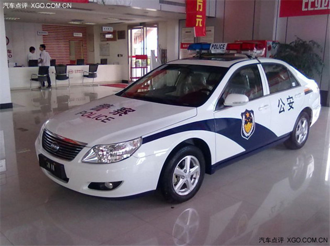 乱用贴纸也违法 车贴不能随便贴