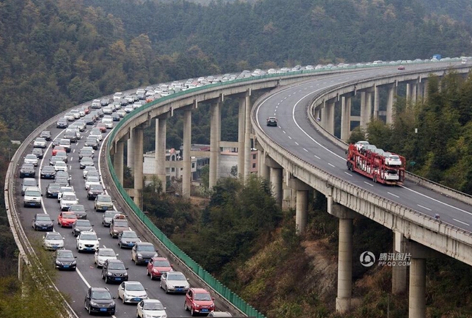 京港澳高速返程车归来拥堵10公里场面壮观