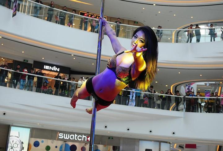 赤膊小孩与比基尼女郎同当车模 车模新风尚?