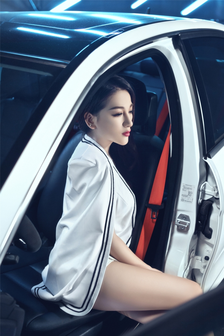 妩媚性感长腿女神沈璐情迷奔驰c级